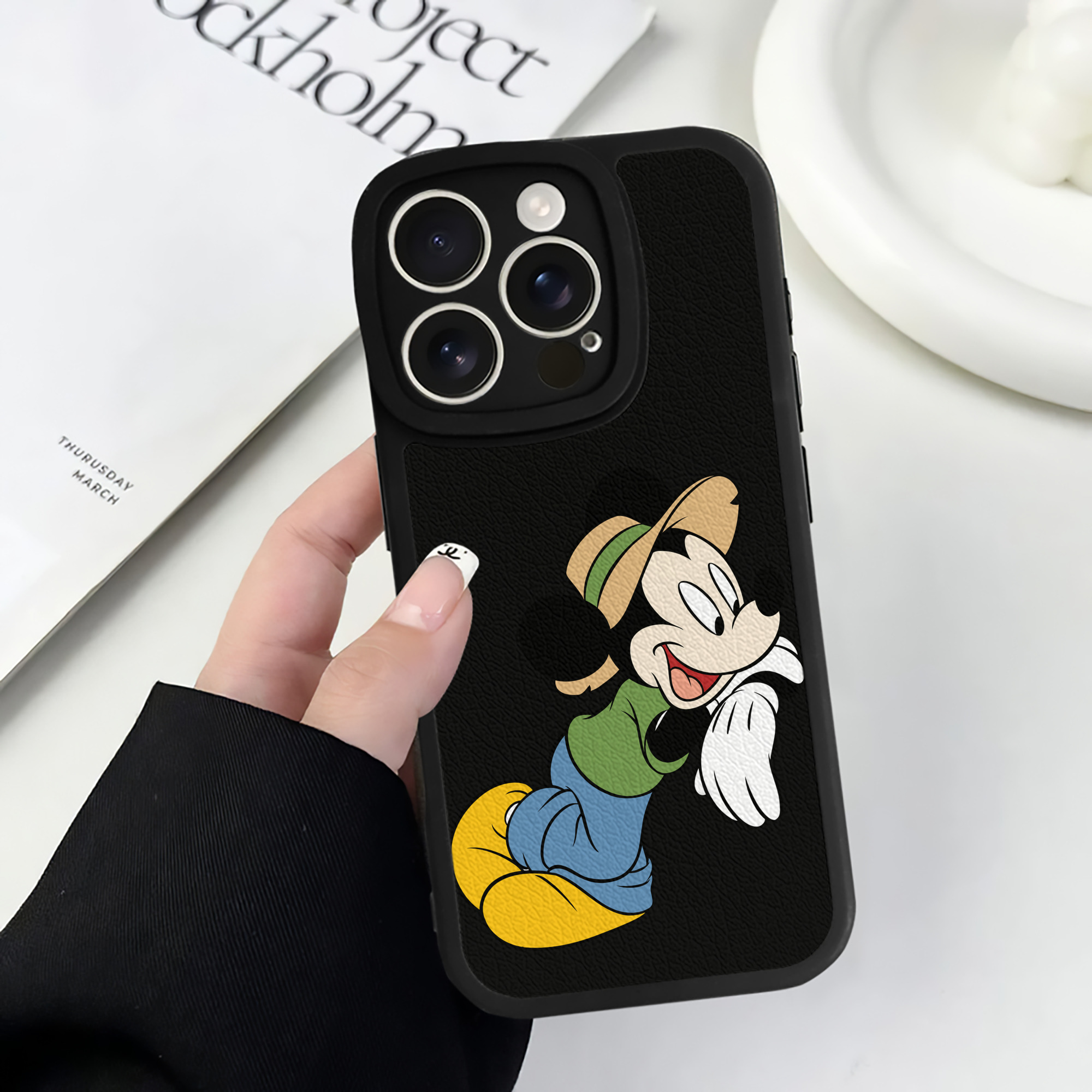 （画像用） ミッキーマウス Mickey Mouse 【iPhone 16シリーズ対応】シリコンスマホケース（レザー調） 材質：シリコン